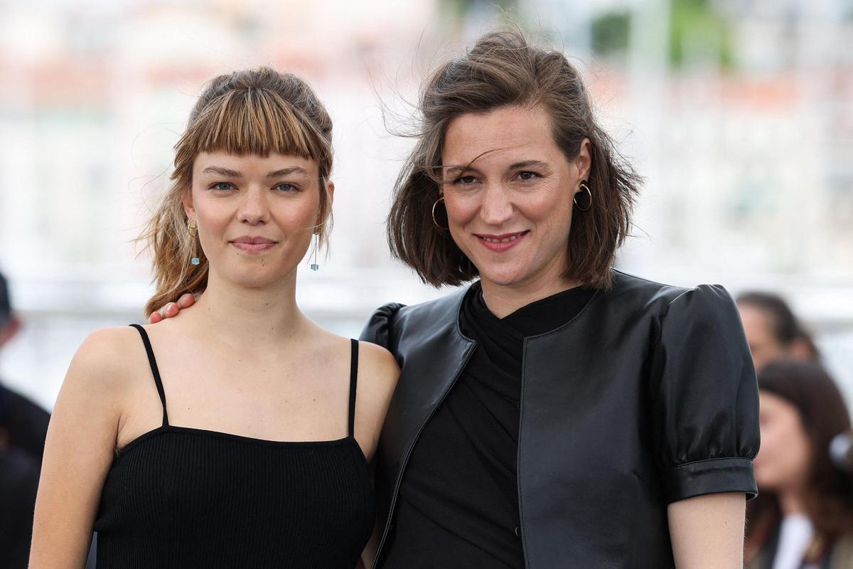 Carla Simón y el equipo de Romería posan en Cannes