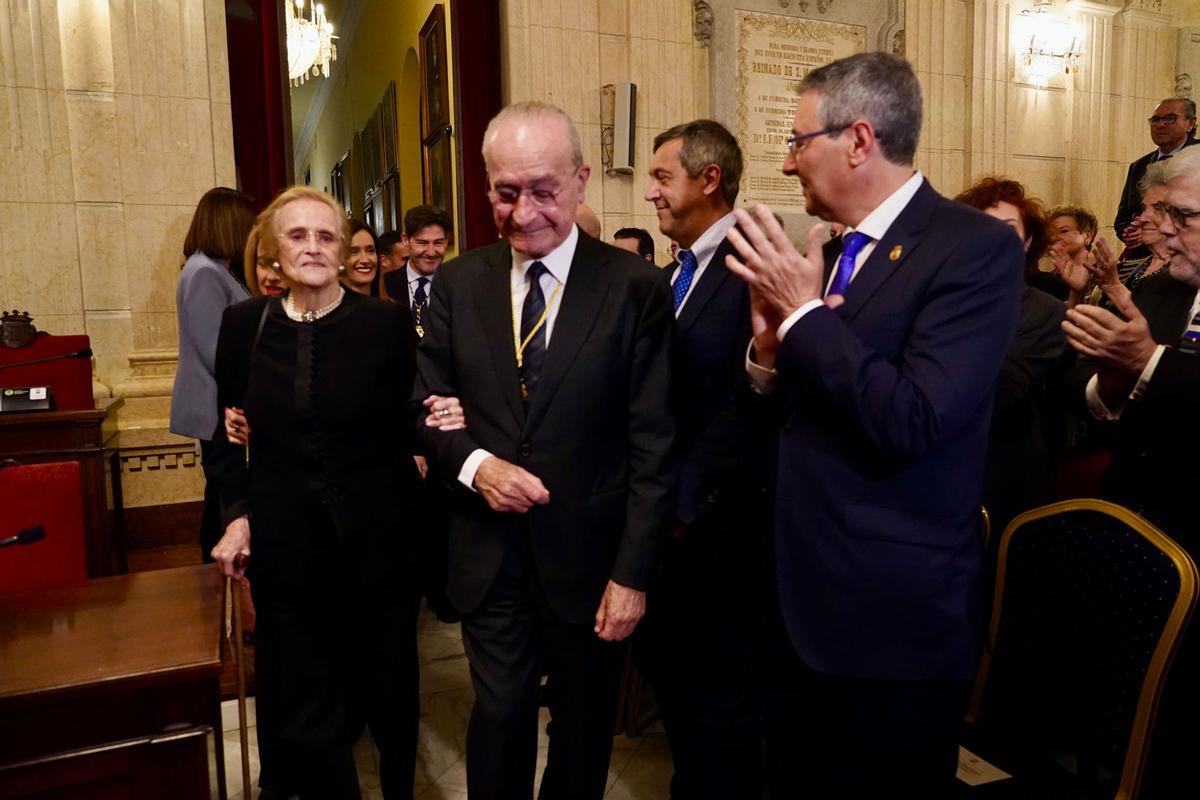 María Victoria Atencia recibe la medalla de la ciudad y el título de Hija Predilecta de Málaga.