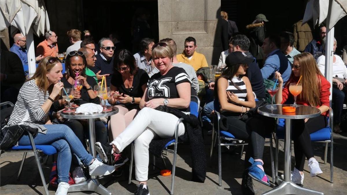 Turistas llenan una terraza en Barelona.