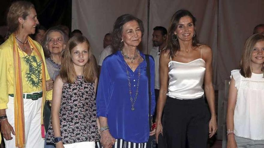 La infanta Elena, la princesa Leonor, las reinas Sofía y Letizia y la infanta Sofía, en el concierto.