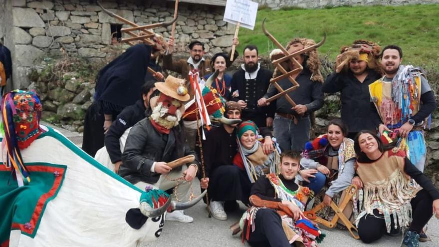 1-Las dos mascaradas juntas en Viana. 2-La agrupaciónd e San Martín de Castañeda. 3-Un momento del desfile. 4-Los representantes de San Vicente de la Cabeza. | Chany Sebastián