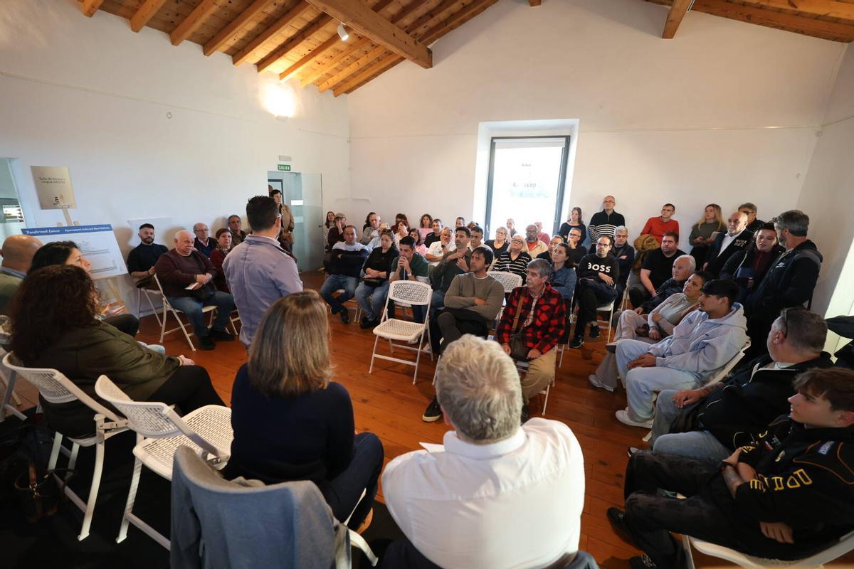 La reunión de los vecinos de sa Real con el alcalde de Ibiza, Rafael Triguero, por el proyecto del aparcamiento