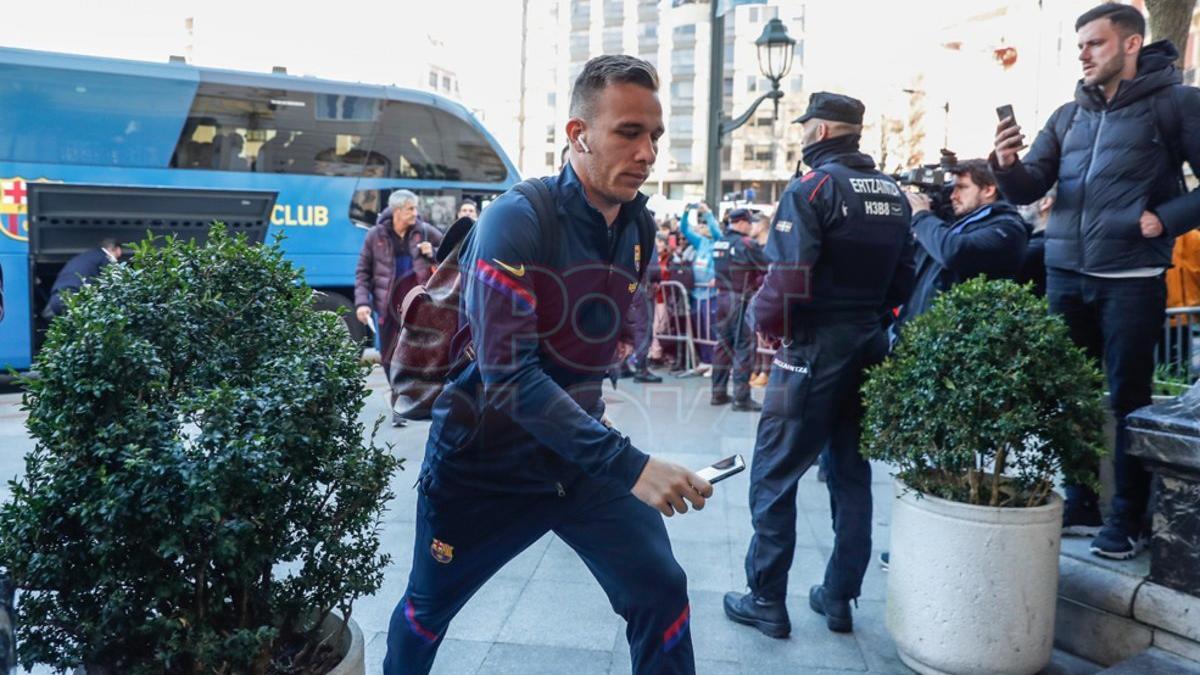La expedición del FC Barcelona llega al hotel de concentración en Bilbao para enfrentarse al Athletic de Bilbao en el partido de cuartos de final de la Copa del Rey.