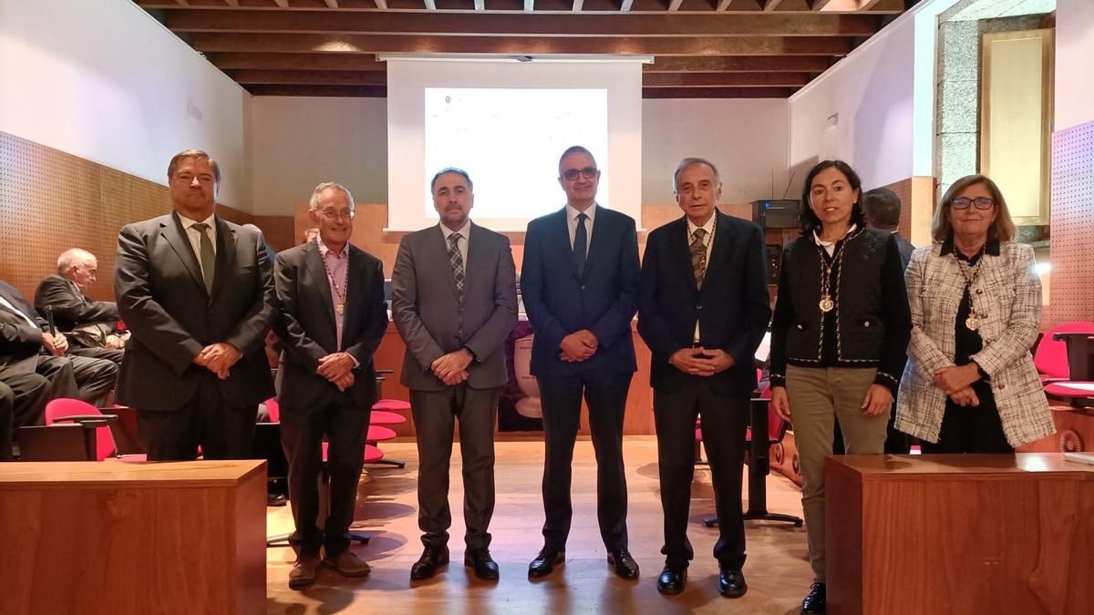 Xosé Bustelo, no centro, Ángel Carracedo (2º esquerda) e Julio García Comesaña (3ºesquerda), xunto a académicos da Real Academia de Farmacia, onte