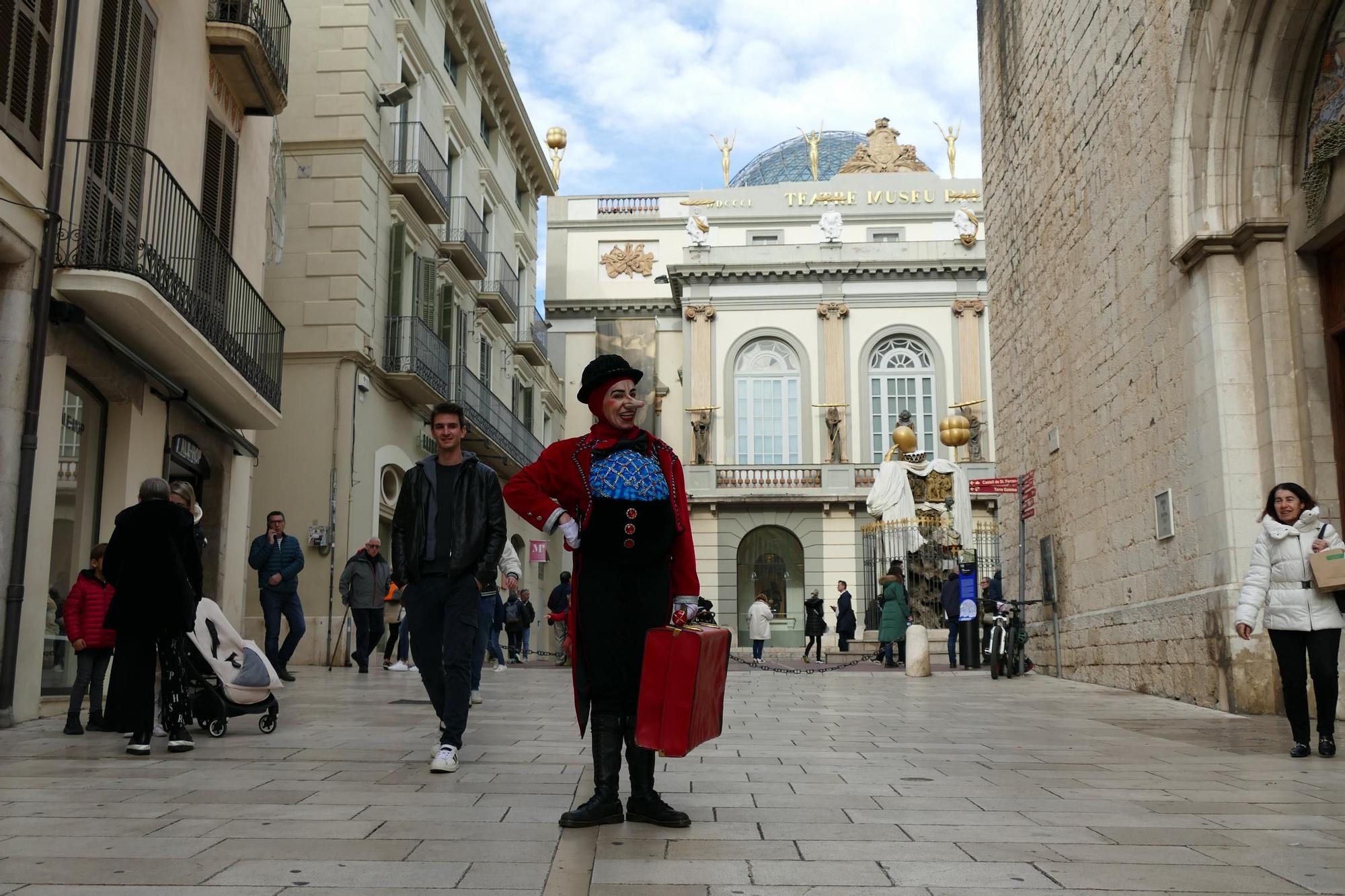 La Dona dels Nassos passeja pel centre de Figueres