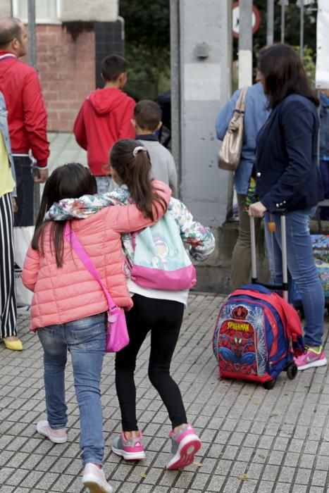 Inicio del curso con protesta de familias en el colegio Evaristo Valle del Polígono de Pumarín (Gijón)