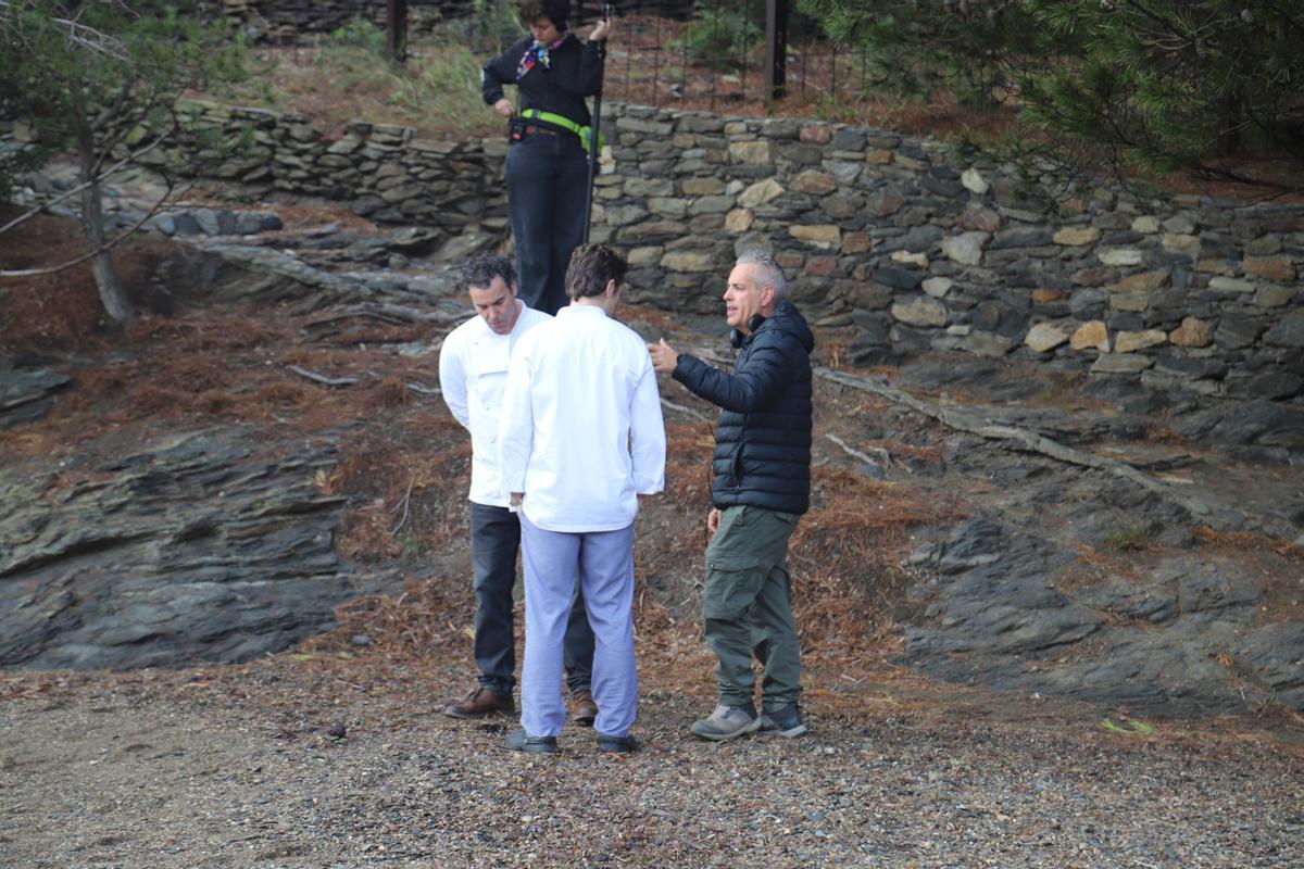 David Pujol parlant amb dos dels actors durant el rodatge a Montjoi.