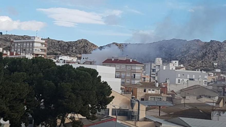El humo del incendio se apreciaba a las 9.30 horas de esta mañana en todo el casco urbano de Sax