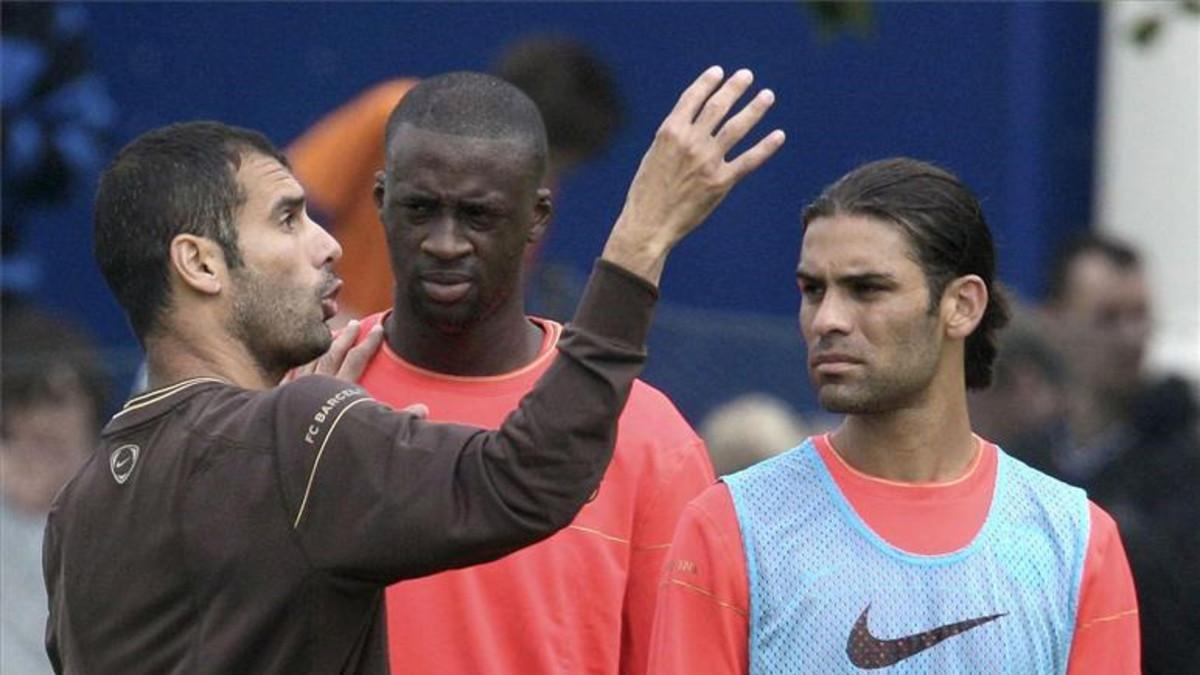 Guardiola, junto a Touré Yayá y Márquez durante su etapa en el Barça