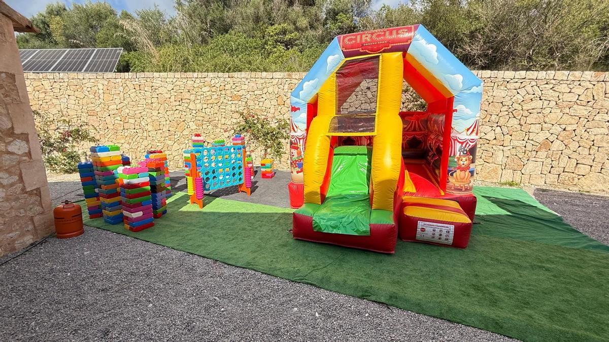 Dennis Schadly hat sich als Auswanderer mit dem Hüpfburgen-Verleih einen Namen gemacht.