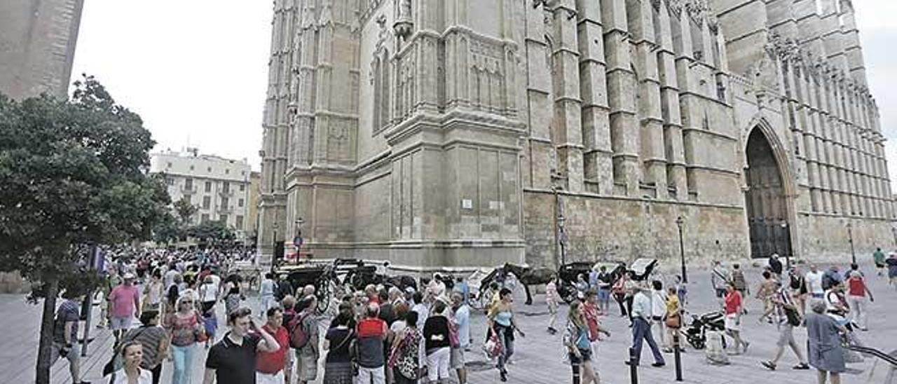 La mejoría del sector turístico pierde velocidad aunque es también el que antes inició su recuperación.