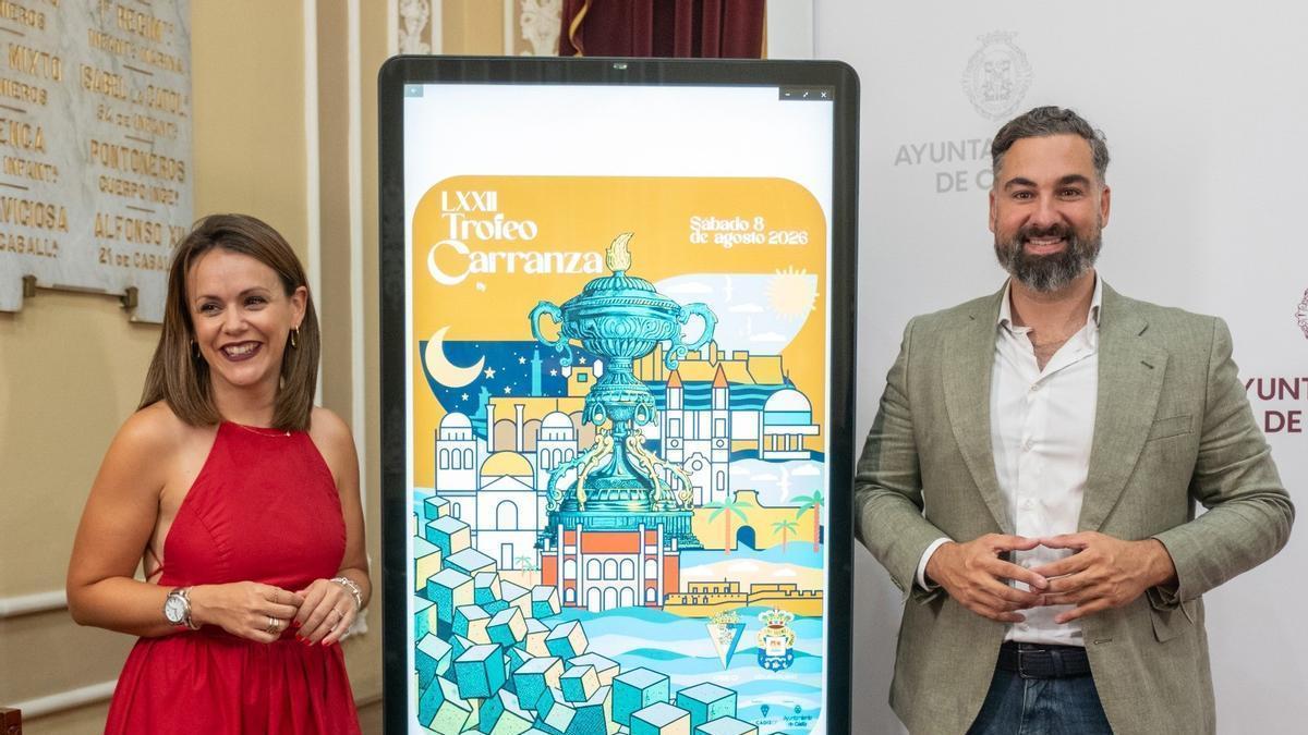 La teniente de alcalde delegada de Desarrollo Económico, Turismo, Fiestas y Comercio en el Ayuntamiento de Cádiz, Beatriz Gandullo; y el concejal delegado de Deportes, Carlos Lucero, presentando las actividades paralelas del Trofeo Carranza.