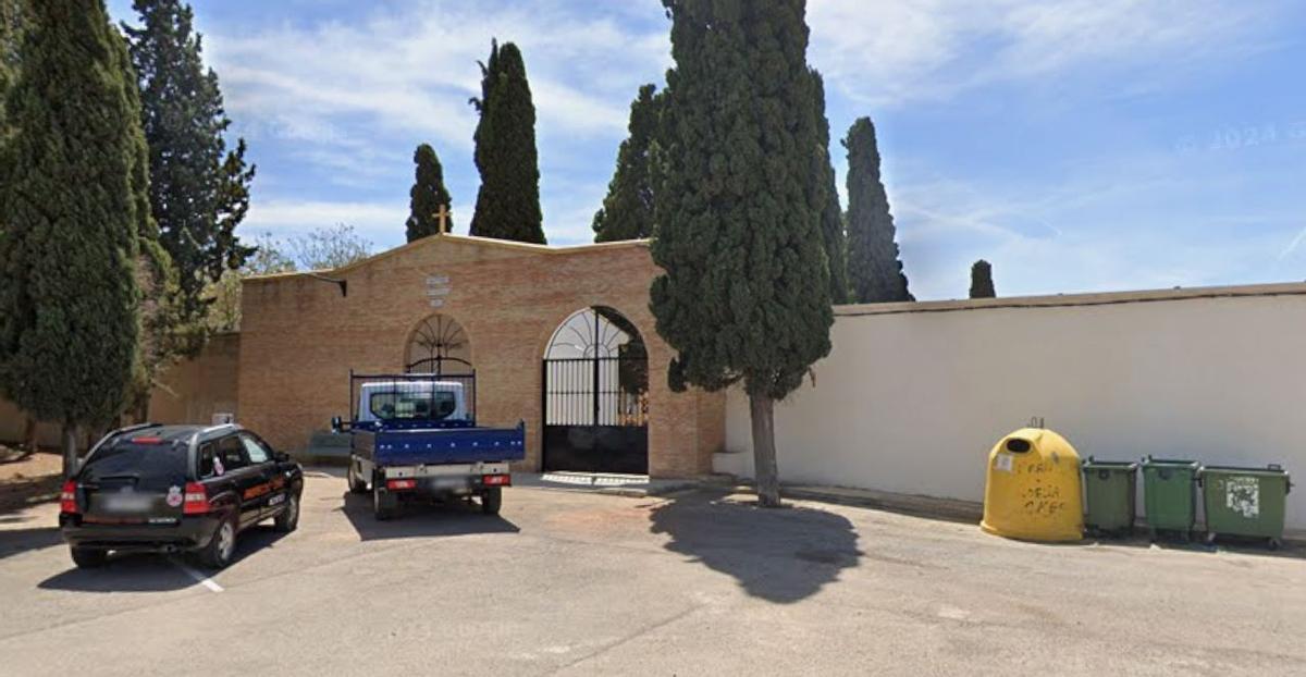 Exterior del cementerio municipal de Montroi.