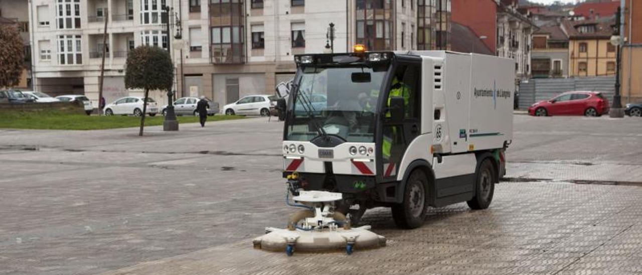 Una máquina limpia las aceras en La Felguera. | Fernando Rodríguez