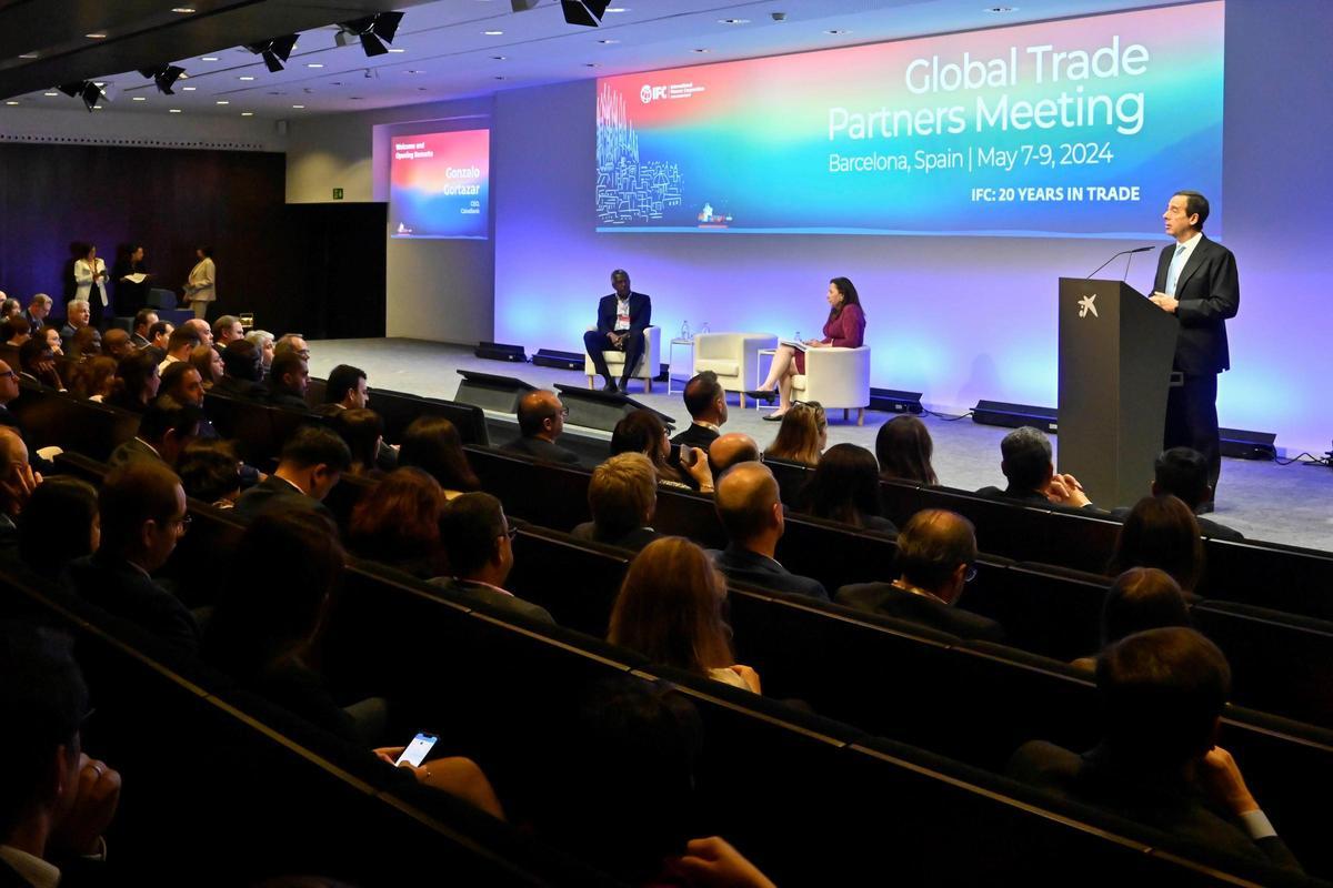 Gonzalo Gortázar, CaixaBank, se dirige a los participantes en el encuentro con el IFC Gonzalo Gortázar, CaixaBank, se dirige a los participantes en el encuentro con el IFC