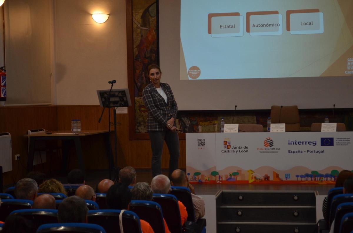 Esperanza Garrido del Amo, jefa del Servicio de Protección Civil de Castilla y León en la ponencia en Benavente.