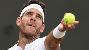 Del Potro saca ante Simon, en Wimbledon.