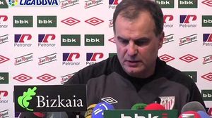 El tècnic argentí Marcelo Bielsa abandona el club blanc-i-vermell després de ser desautoritzat per la directiva.