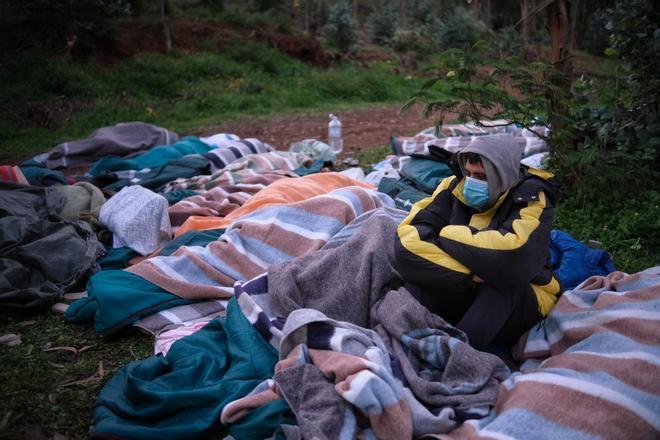 Unos 40 inmigrantes vuelven a dormir a la intemperie en Las Raíces
