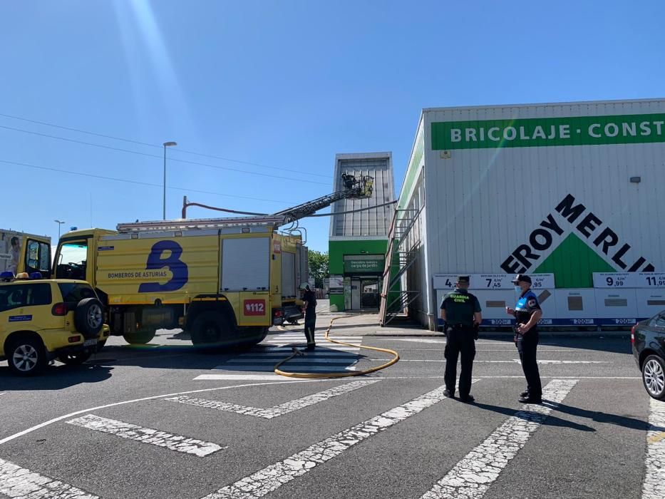 Desalojan un centro comercial por un incendio