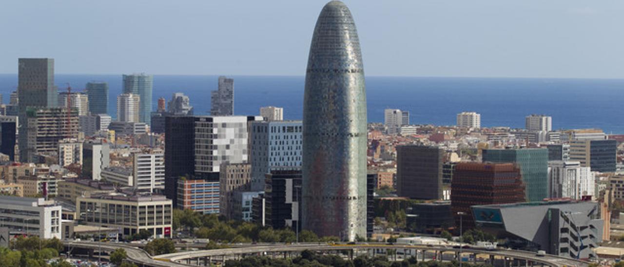 Torre Agbar. &quot;Máxima representante del nuevo urbanismo de la ciudad, que crea iconos muy diferentes de los tradicionales&quot;. JANA GÓMEZ (Estudiante)