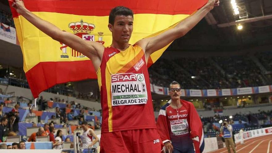 Mechaal posa con la bandera de España para celebrar su oro en 3.000.