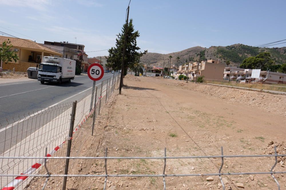 Obras del nuevo parque de Raiguero de Bonanza sobre 2.300 metros cuadrados en Orihuela que han sido reanudadas tras la paralización llevada a cabo por la demarcación de carreteras.