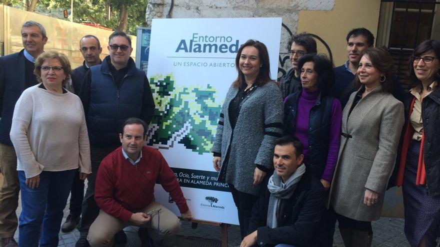 Los comerciantes de las plataforma de afectados de las obras del metro junto a la edil, María del Mar Martín Rojo.