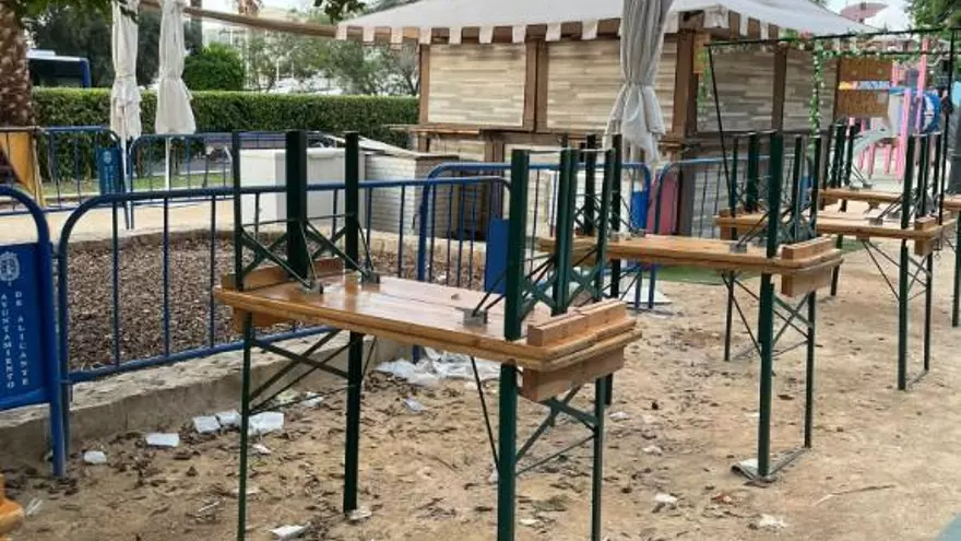 Quejas por la suciedad en el nuevo mercado medieval de Alicante pese al refuerzo de la limpieza