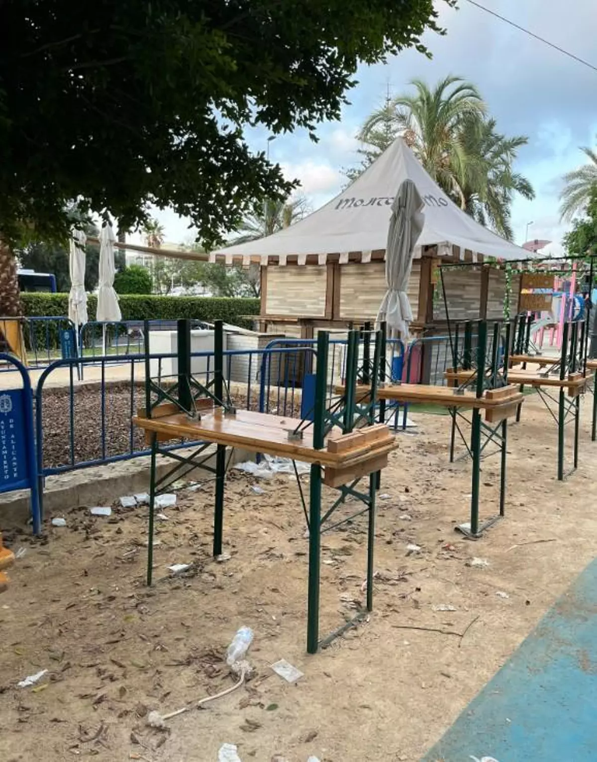 Quejas por la suciedad en el nuevo mercado medieval de Alicante, pese al refuerzo de la limpieza