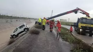 Rescatan a un hombre caído con su vehículo al canal de las Fresas de Utrera