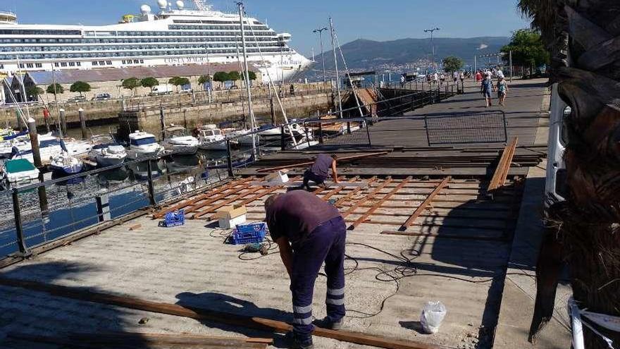 Operarios de la Autoridad Portuaria de Vigo, reparando el paseo de A Laxe. // FdV