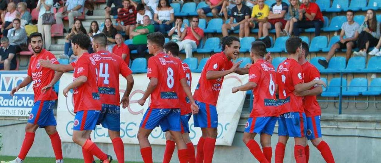 Los jugadores de la UD Ourense celebran uno de los dos goles con los que derrotaron al Arosa. // Iñaki Osorio