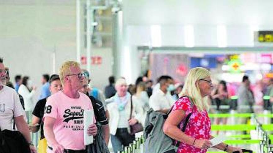 Pasajeros se disponen a pasar el control de seguridad en el aeropuerto.