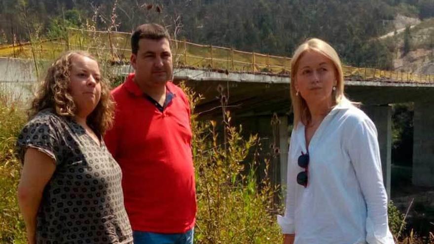 Por la izquierda, la concejala de Cultura de Salas, Ana Pérez; el alcalde salense, Sergio Hidalgo, y la presidenta y diputada de Foro Asturias, Cristina Coto.