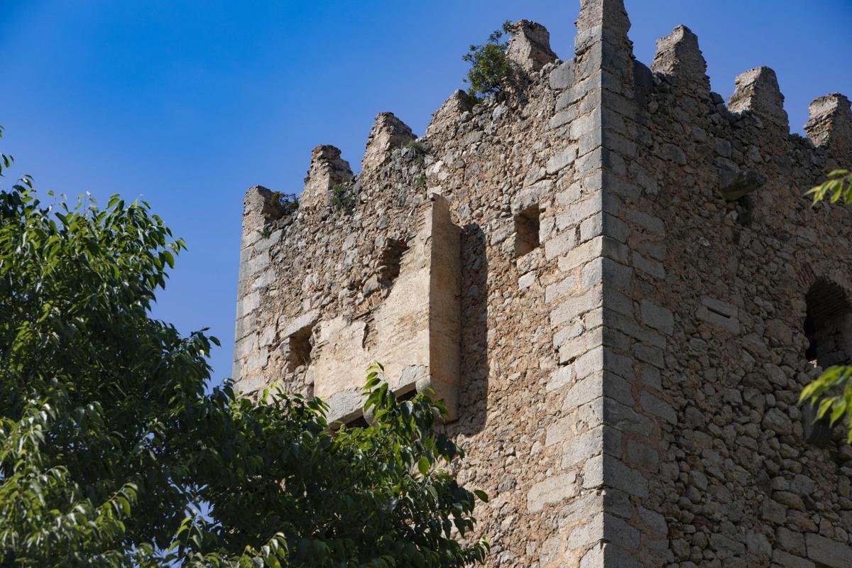 Una vista de la Torre dels Coloms, un elemento defensivo en el antiguo monasterio de la Murta.