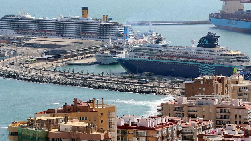 Varios cruceros atracados en el Puerto de Málaga.