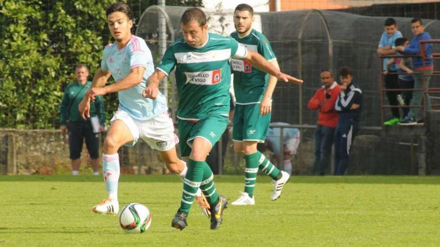 Antúnez, del Coruxo, conduce el balón durante el último derbi disputado en Barreiro. // FDV