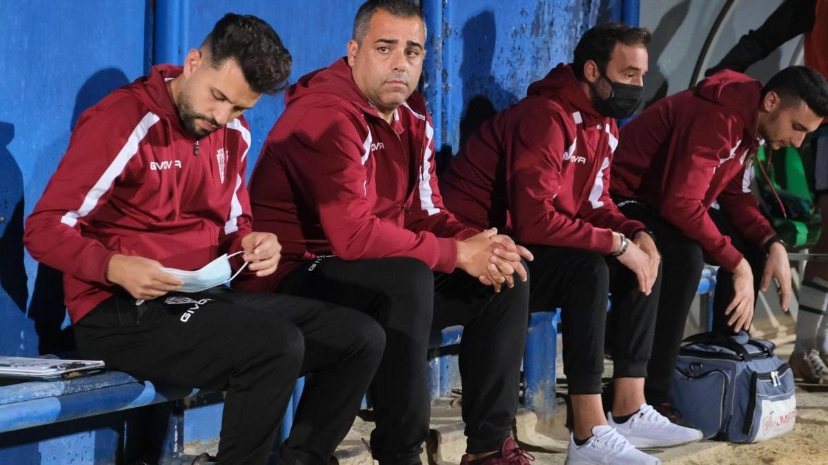 Germán Crespo, en el banquillo del Pedro Garrido, antes del inicio de la eliminatoria de Copa RFEF ante el Xerez CD.