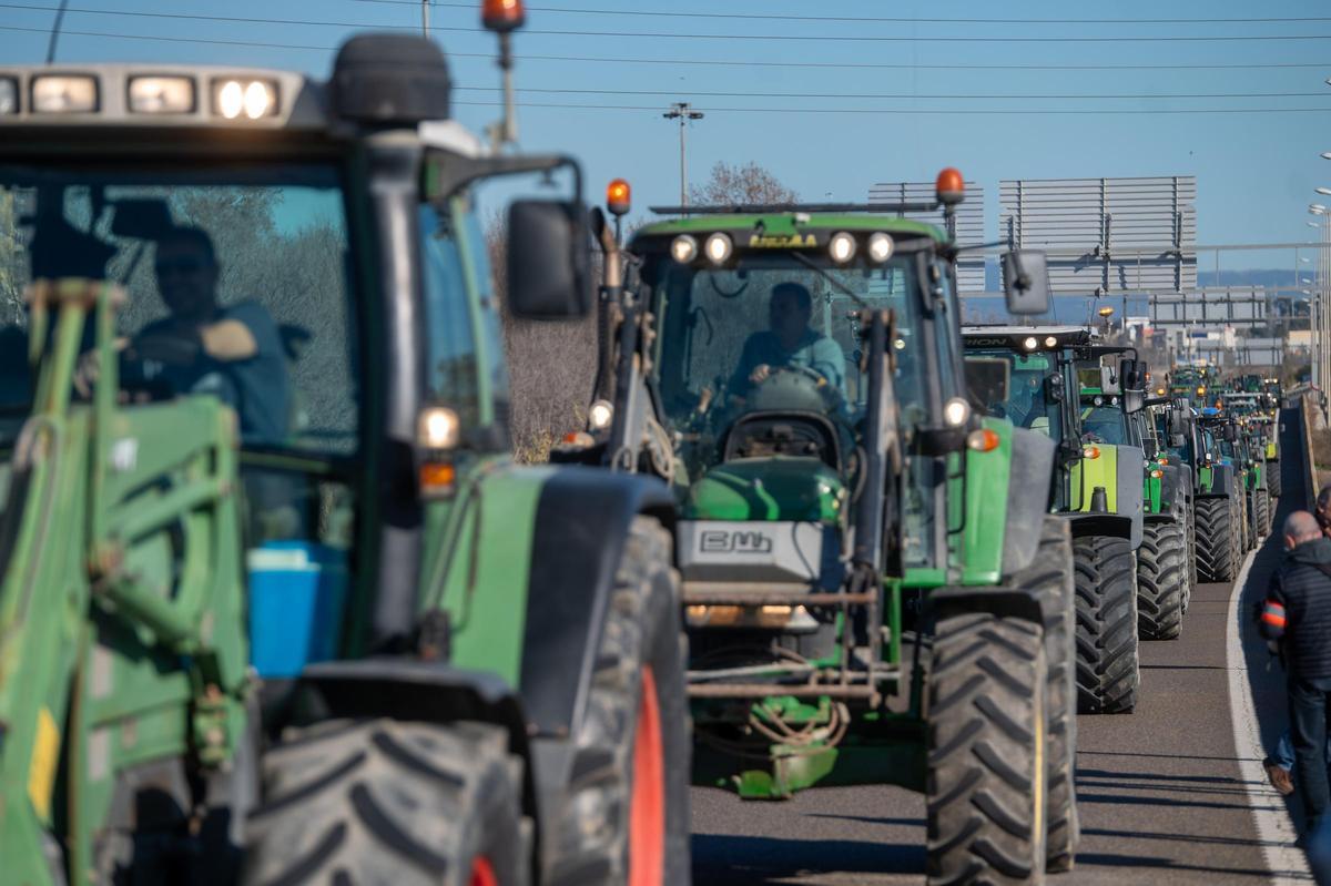 Los tractores bloquean el acceso al puerto de Tarragona