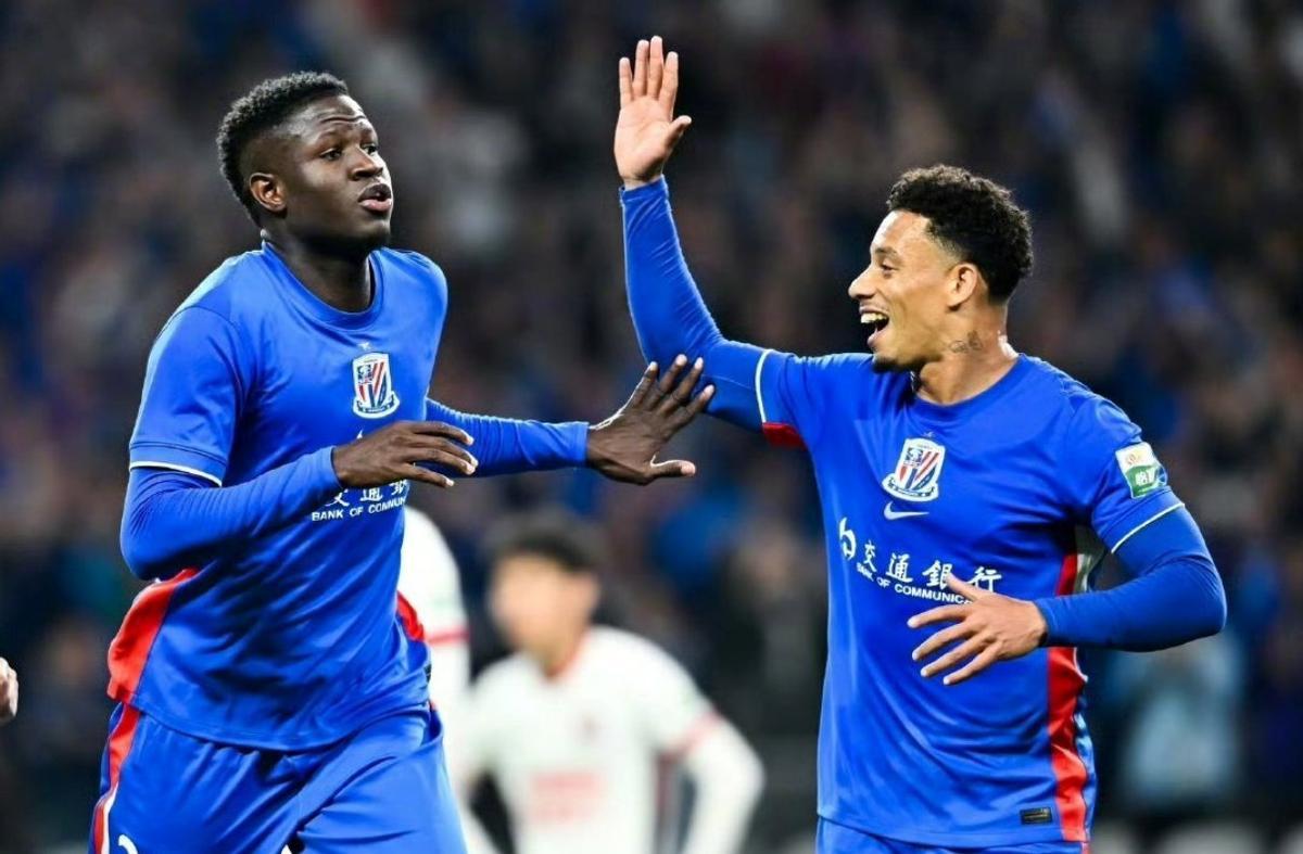Pape Gueye celebra el gol anotado ante el Chengdu antes de romperse el tendón de Aquiles.