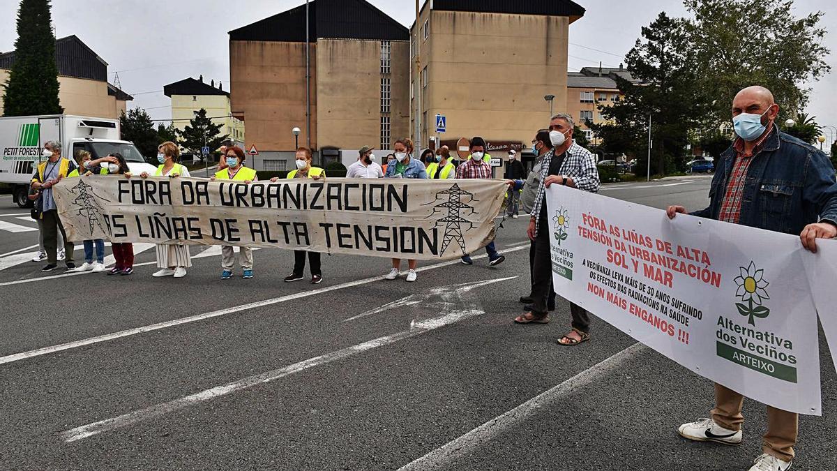 Concentración convocada por Alternativa en contra de las líneas de alta tensión de Sol y Mar.   | // VÍCTOR ECHAVE