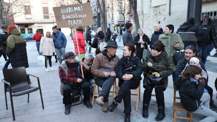 La rebelión de los bancos se sienta en la plaza de la Magdalena