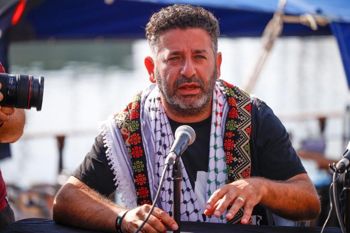El coordinador de la Global Sumud Flotilla, Saif Abukeshek, durante una rueda de prensa.