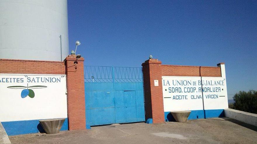 Fachada de las instalaciones de la SCA La Unión, en Bujalance.