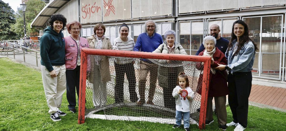 Por la izquierda, Elena González Lolo, María Berta Gutiérrez, Manuela Suárez, Natasha Lee, Xuan Ramón Naves, Ana Lolo, Flor Moro, Sergio Naves y Sara González Lolo, con la pequeña Nela Naves delante, ayer, ante la pista de La Algodonera. | MARCOS LEÓN