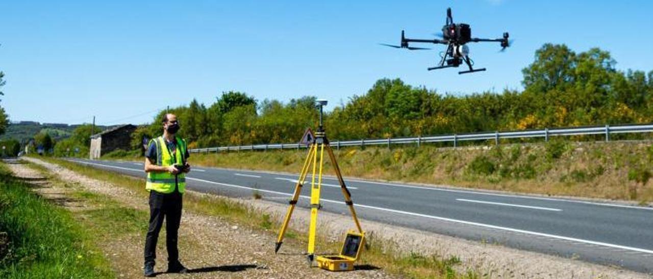 Un técnico prueba uno de los drones que usará la Xunta para las inspecciones. |  // FDV