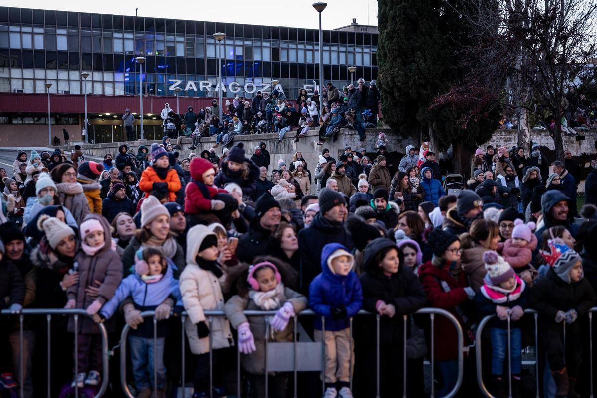 En imágenes | El frío de Zaragoza no puede con la ilusión de ver a los Reyes Magos