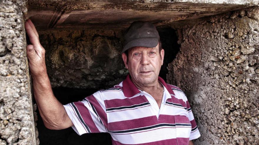 Federico Correa en la puerta de la cueva que servía de corral en el caserío donde se ubica el ecomuseo.