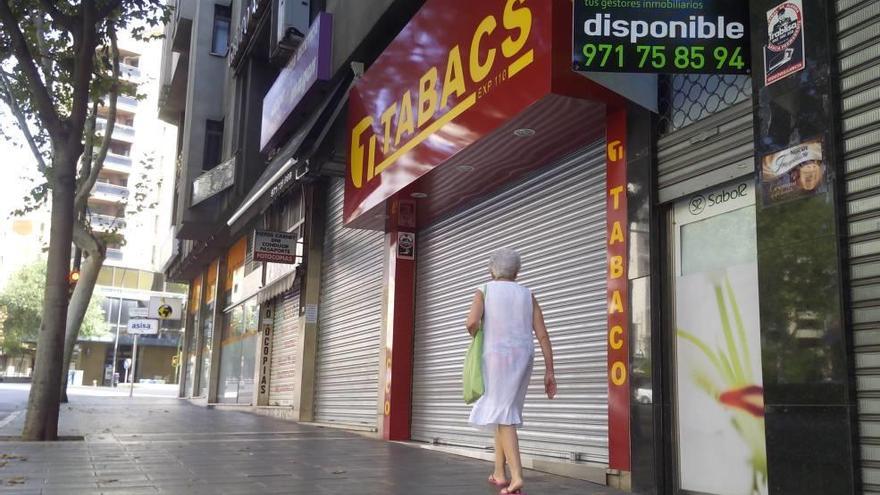 El estanco donde se produjo el atraco, en la avenida Alemanya, cerrado tras el violento robo ayer a mediodía.